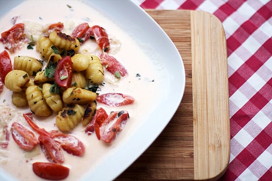 Salbei-Gnocci badend in Mozzarella-Sahne-Soße mit Cherrytomaten