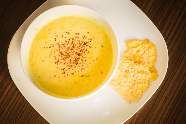 Maissuppe mit Parmesanchips