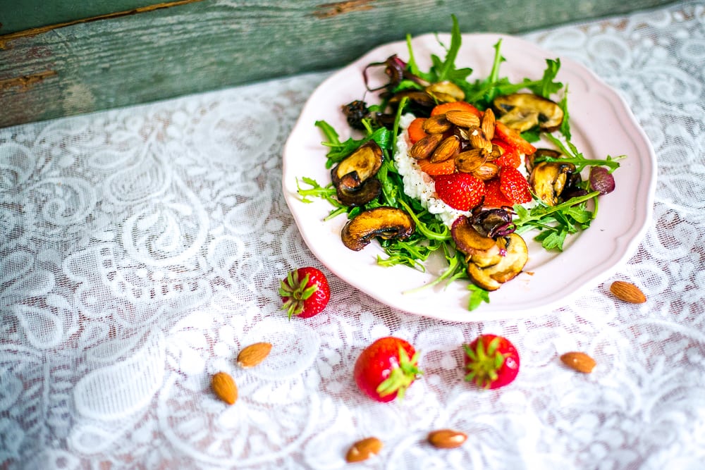 Lauwarmer Salat mit Mandeln und Erdbeeren
