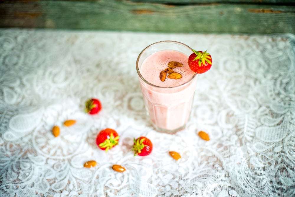 Vegane Erdbeermilch mit selbstgemachter Mandelmilch