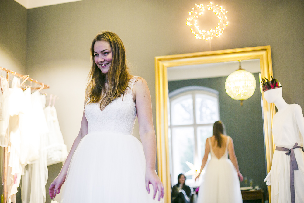 Anprobe Seeweiss Anna Kara Sasha Brautkleid