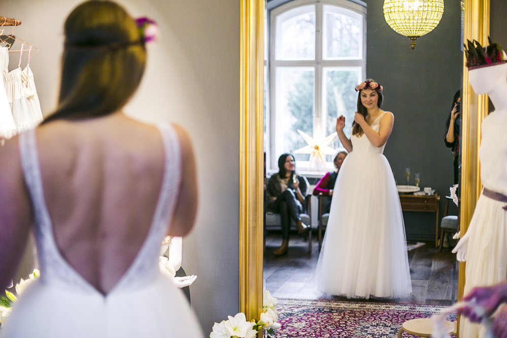 Anprobe Seeweiss Anna Kara Sasha Brautkleid