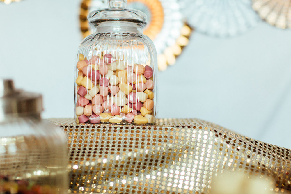 Tischdecke mit goldenen Pailletten