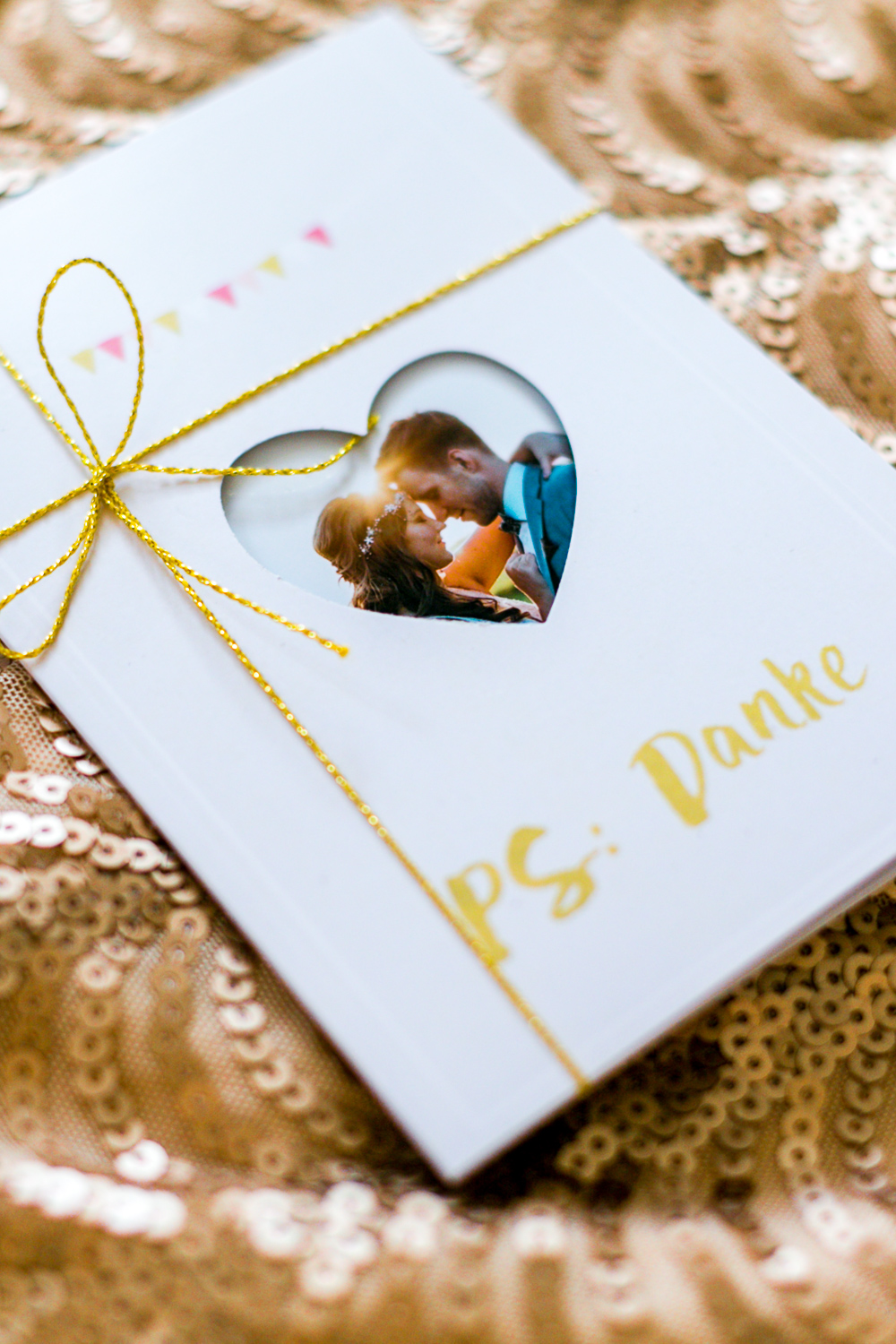 DIY Hochzeitsdankeskarten mit Fotos Herz gestanzt