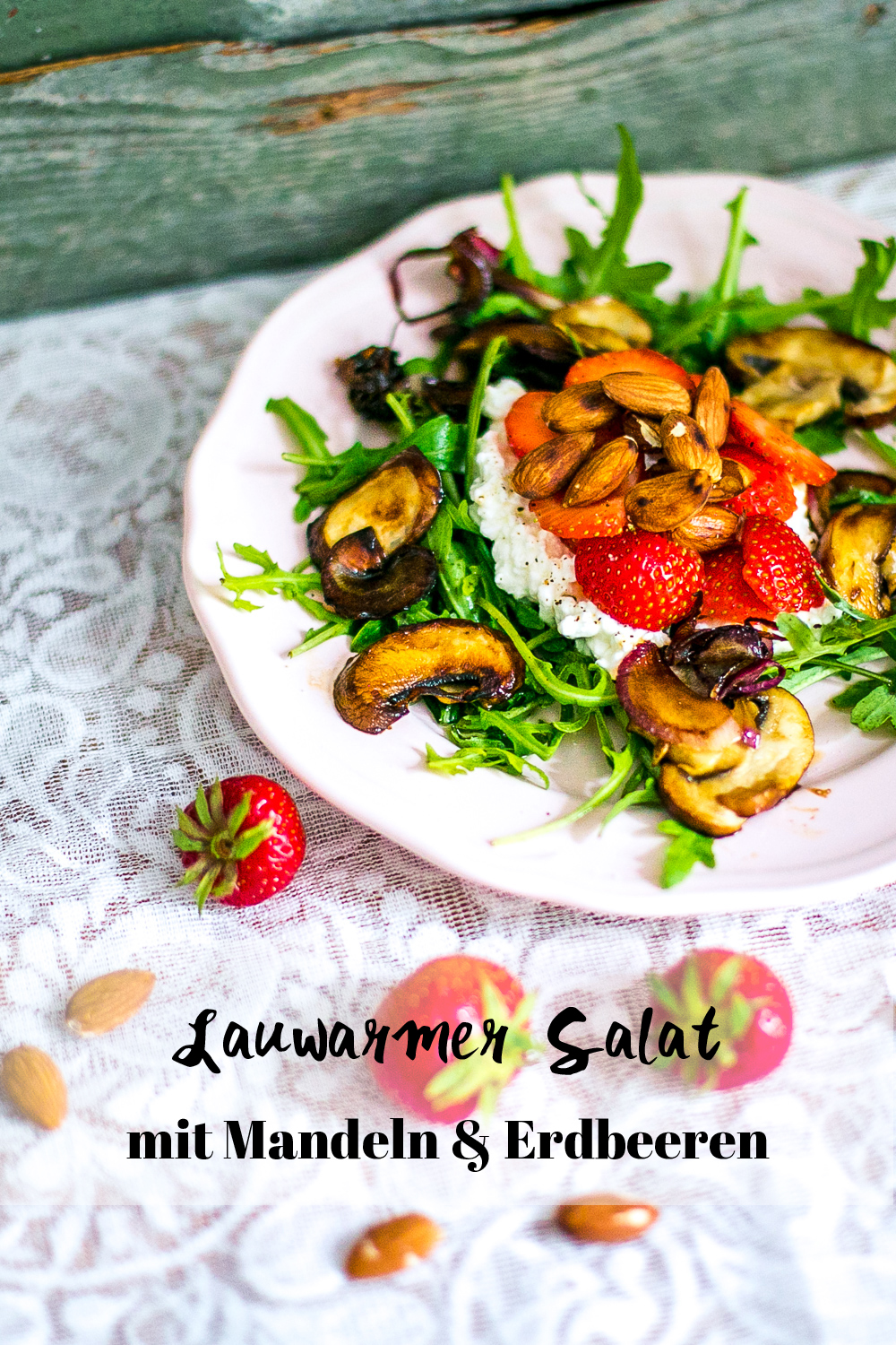 Lauwarmer Salat mit Mandeln und Erdbeeren
