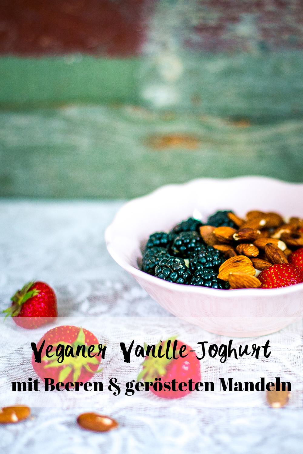 Veganer Vanille-Joghurt mit Beeren und gerösteten Mandeln