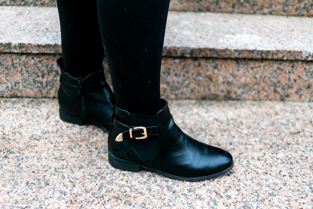 Schwarze Booties mit goldener Schnalle