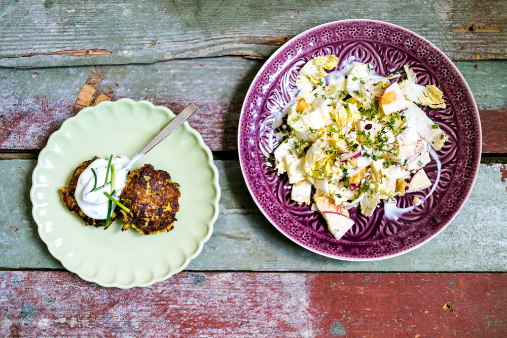 Apfel-Chinakohl-Salat mit Käse-Lauch-Puffern und Schnittlauchdip – saisonale Rezepte April