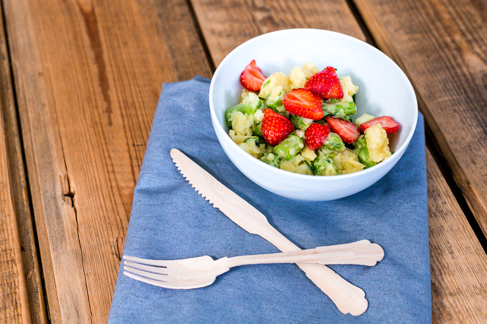 Kartoffelsalat mit grünem Spargel und Erdbeeren saisonales Rezept Mai