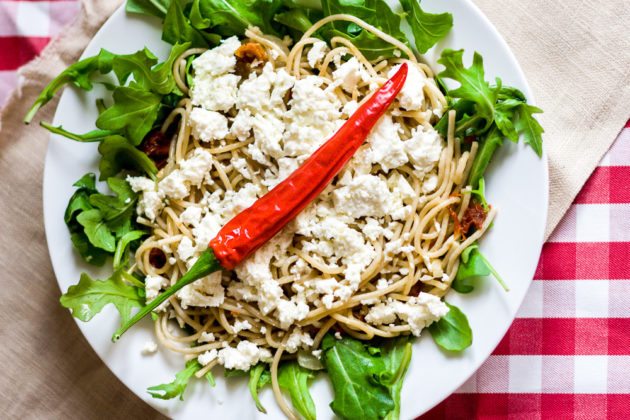 Spagetti in Chiliöl mit Rucola und Feta
