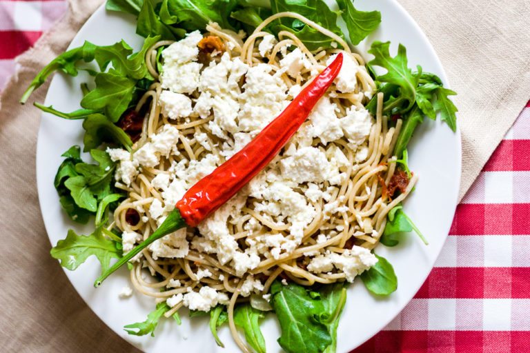 Spagetti in Chiliöl mit Rucola und Feta Rezept – cheaperia