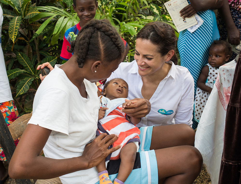 Bereits zum zwölften Mal startet im Oktober die Aktion von Pampers für UNICEF „1 Packung = 1 lebensrettende Impfdosis“. Pampers unterstützt mit dieser Initiative das Kinderhilfswerk der Vereinten Nationen im Kampf gegen Tetanus bei Müttern und Neugeborenen. Seit Beginn der Partnerschaft konnte mit der Unterstützung von Eltern und deren Babys weltweit ein Meilenstein erreicht werden: In insgesamt 20 Ländern, mehr als der Hälfte aller vormals betroffenen Länder, konnte Tetanus bei Müttern und Neugeborenen bereits eliminiert werden. Zu diesem Meilenstein hat auch die Initiative von Pampers für UNICEF beigetragen. Aber es gibt noch immer viel zu tun: In den verbliebenen 18 Ländern weltweit sind weiterhin 65 Millionen Frauen und ihre Neugeborenen von der Krankheit bedroht. Deshalb ist das Engagement der Partner ungebrochen: Von Oktober bis Dezember 2017 unterstützt Pampers das Kinderhilfswerk der UN bei jedem Kauf einer Packung Pampers mit dem UNICEF-Logo mit dem Gegenwert einer lebensrettenden Impfdosis gegen Tetanus. Schauspielerin Bettina Zimmermann, selbst Mutter von vier Kindern ist in diesem Jahr Aktionsbotschafterin der Initiative. Sie reiste im Sommer nach Haiti und erlebte dort, wie die Menschen vor Ort leben, wie das Impfprogramm von UNICEF umgesetzt wird und warum Tetanus noch immer eine Gefahr für Mütter und Neugeborene darstellt.