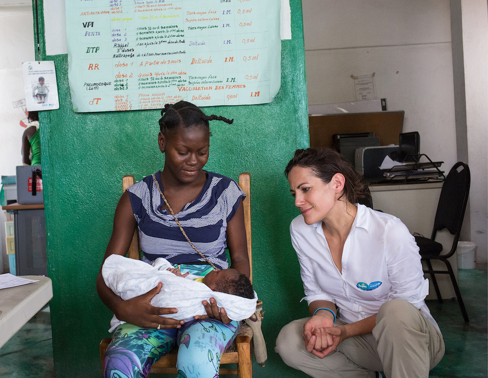 Bereits zum zwölften Mal startet im Oktober die Aktion von Pampers für UNICEF „1 Packung = 1 lebensrettende Impfdosis“. Pampers unterstützt mit dieser Initiative das Kinderhilfswerk der Vereinten Nationen im Kampf gegen Tetanus bei Müttern und Neugeborenen. Seit Beginn der Partnerschaft konnte mit der Unterstützung von Eltern und deren Babys weltweit ein Meilenstein erreicht werden: In insgesamt 20 Ländern, mehr als der Hälfte aller vormals betroffenen Länder, konnte Tetanus bei Müttern und Neugeborenen bereits eliminiert werden. Zu diesem Meilenstein hat auch die Initiative von Pampers für UNICEF beigetragen. Aber es gibt noch immer viel zu tun: In den verbliebenen 18 Ländern weltweit sind weiterhin 65 Millionen Frauen und ihre Neugeborenen von der Krankheit bedroht. Deshalb ist das Engagement der Partner ungebrochen: Von Oktober bis Dezember 2017 unterstützt Pampers das Kinderhilfswerk der UN bei jedem Kauf einer Packung Pampers mit dem UNICEF-Logo mit dem Gegenwert einer lebensrettenden Impfdosis gegen Tetanus. Schauspielerin Bettina Zimmermann, selbst Mutter von vier Kindern ist in diesem Jahr Aktionsbotschafterin der Initiative. Sie reiste im Sommer nach Haiti und erlebte dort, wie die Menschen vor Ort leben, wie das Impfprogramm von UNICEF umgesetzt wird und warum Tetanus noch immer eine Gefahr für Mütter und Neugeborene darstellt.