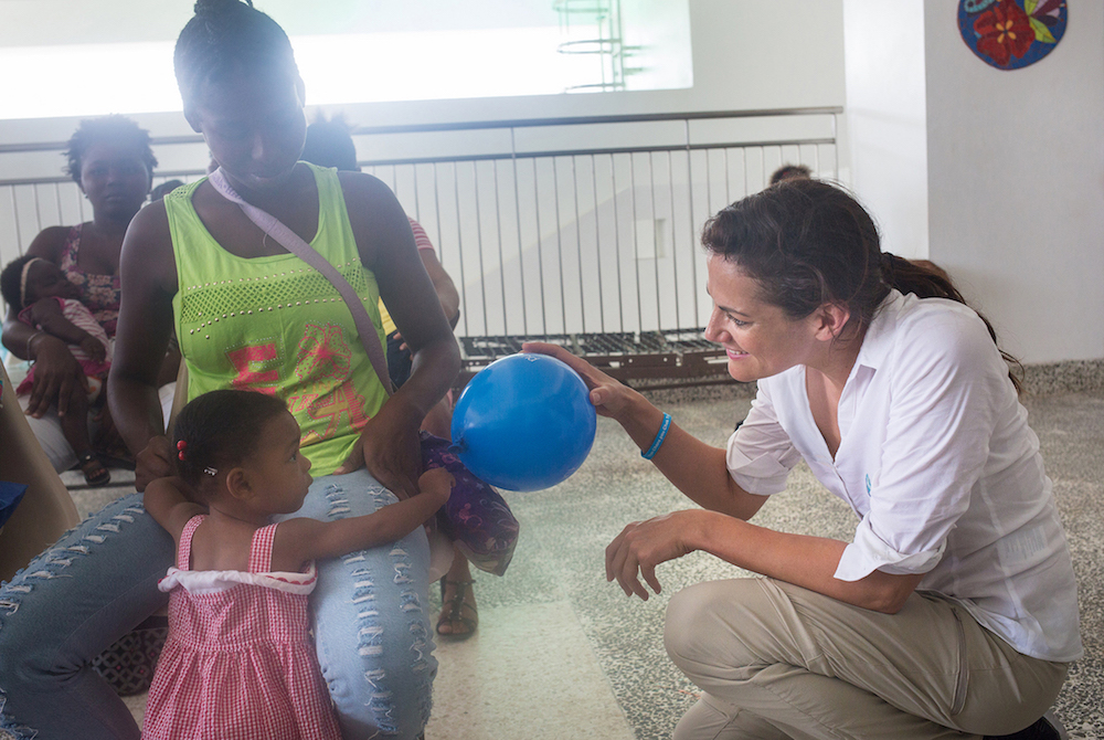 Bereits zum zwölften Mal startet im Oktober die Aktion von Pampers für UNICEF „1 Packung = 1 lebensrettende Impfdosis“. Pampers unterstützt mit dieser Initiative das Kinderhilfswerk der Vereinten Nationen im Kampf gegen Tetanus bei Müttern und Neugeborenen. Seit Beginn der Partnerschaft konnte mit der Unterstützung von Eltern und deren Babys weltweit ein Meilenstein erreicht werden: In insgesamt 20 Ländern, mehr als der Hälfte aller vormals betroffenen Länder, konnte Tetanus bei Müttern und Neugeborenen bereits eliminiert werden. Zu diesem Meilenstein hat auch die Initiative von Pampers für UNICEF beigetragen. Aber es gibt noch immer viel zu tun: In den verbliebenen 18 Ländern weltweit sind weiterhin 65 Millionen Frauen und ihre Neugeborenen von der Krankheit bedroht. Deshalb ist das Engagement der Partner ungebrochen: Von Oktober bis Dezember 2017 unterstützt Pampers das Kinderhilfswerk der UN bei jedem Kauf einer Packung Pampers mit dem UNICEF-Logo mit dem Gegenwert einer lebensrettenden Impfdosis gegen Tetanus. Schauspielerin Bettina Zimmermann, selbst Mutter von vier Kindern ist in diesem Jahr Aktionsbotschafterin der Initiative. Sie reiste im Sommer nach Haiti und erlebte dort, wie die Menschen vor Ort leben, wie das Impfprogramm von UNICEF umgesetzt wird und warum Tetanus noch immer eine Gefahr für Mütter und Neugeborene darstellt.