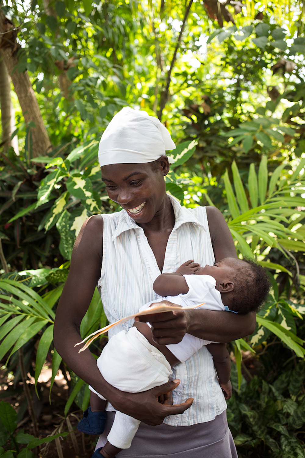 Bereits zum zwölften Mal startet im Oktober die Aktion von Pampers für UNICEF „1 Packung = 1 lebensrettende Impfdosis“. Pampers unterstützt mit dieser Initiative das Kinderhilfswerk der Vereinten Nationen im Kampf gegen Tetanus bei Müttern und Neugeborenen. Seit Beginn der Partnerschaft konnte mit der Unterstützung von Eltern und deren Babys weltweit ein Meilenstein erreicht werden: In insgesamt 20 Ländern, mehr als der Hälfte aller vormals betroffenen Länder, konnte Tetanus bei Müttern und Neugeborenen bereits eliminiert werden. Zu diesem Meilenstein hat auch die Initiative von Pampers für UNICEF beigetragen. Aber es gibt noch immer viel zu tun: In den verbliebenen 18 Ländern weltweit sind weiterhin 65 Millionen Frauen und ihre Neugeborenen von der Krankheit bedroht. Deshalb ist das Engagement der Partner ungebrochen: Von Oktober bis Dezember 2017 unterstützt Pampers das Kinderhilfswerk der UN bei jedem Kauf einer Packung Pampers mit dem UNICEF-Logo mit dem Gegenwert einer lebensrettenden Impfdosis gegen Tetanus. Schauspielerin Bettina Zimmermann, selbst Mutter von vier Kindern ist in diesem Jahr Aktionsbotschafterin der Initiative. Sie reiste im Sommer nach Haiti und erlebte dort, wie die Menschen vor Ort leben, wie das Impfprogramm von UNICEF umgesetzt wird und warum Tetanus noch immer eine Gefahr für Mütter und Neugeborene darstellt.