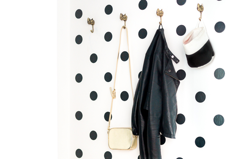 DIY Punktewand Garderobe schwarz weiß