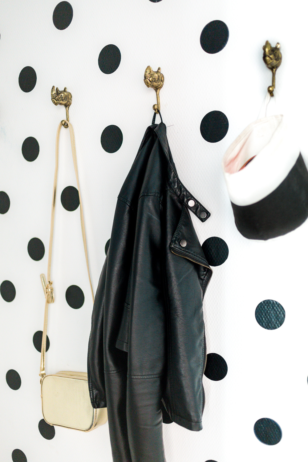 DIY Punktewand Garderobe schwarz weiß