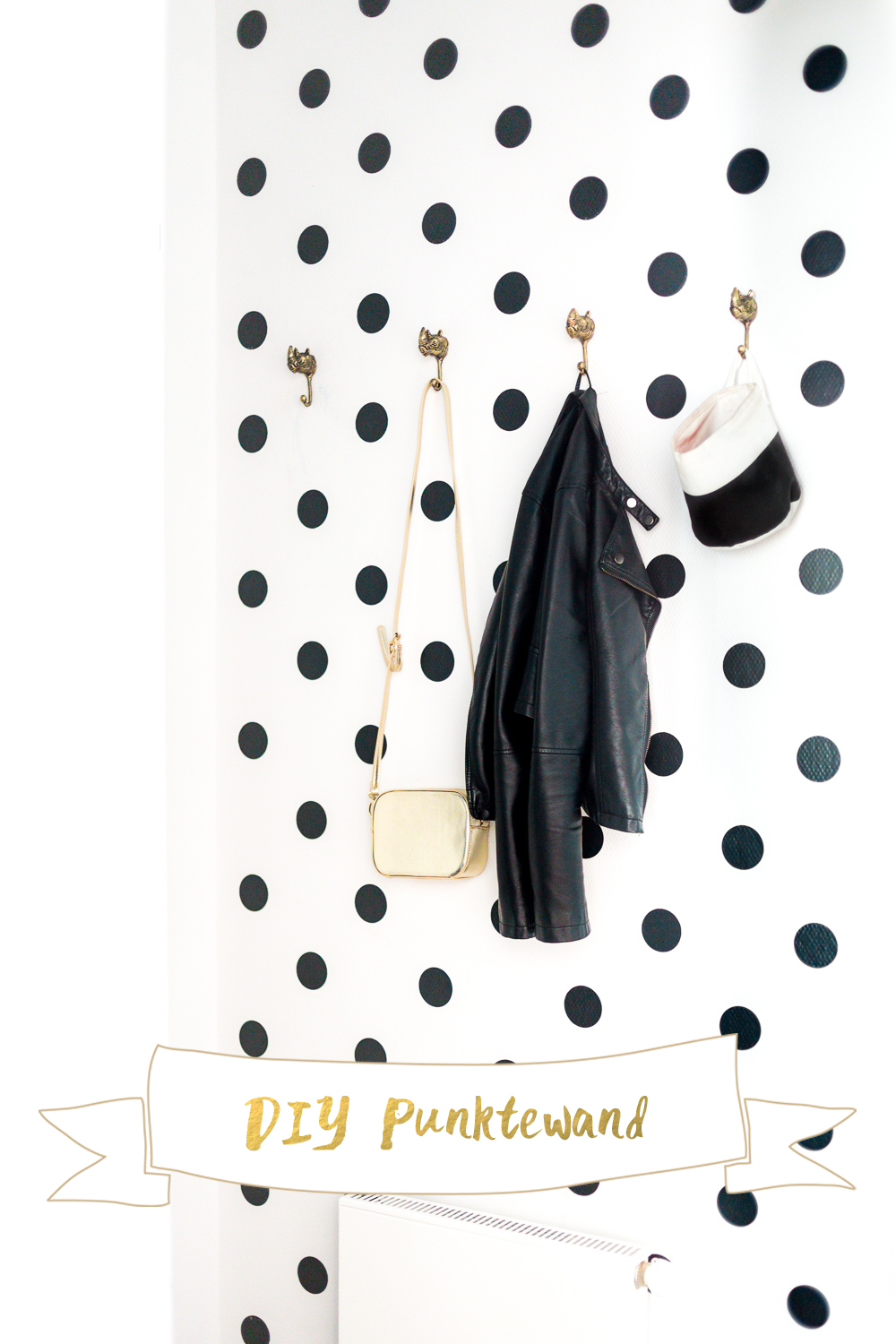 DIY Punktewand Garderobe schwarz weiß