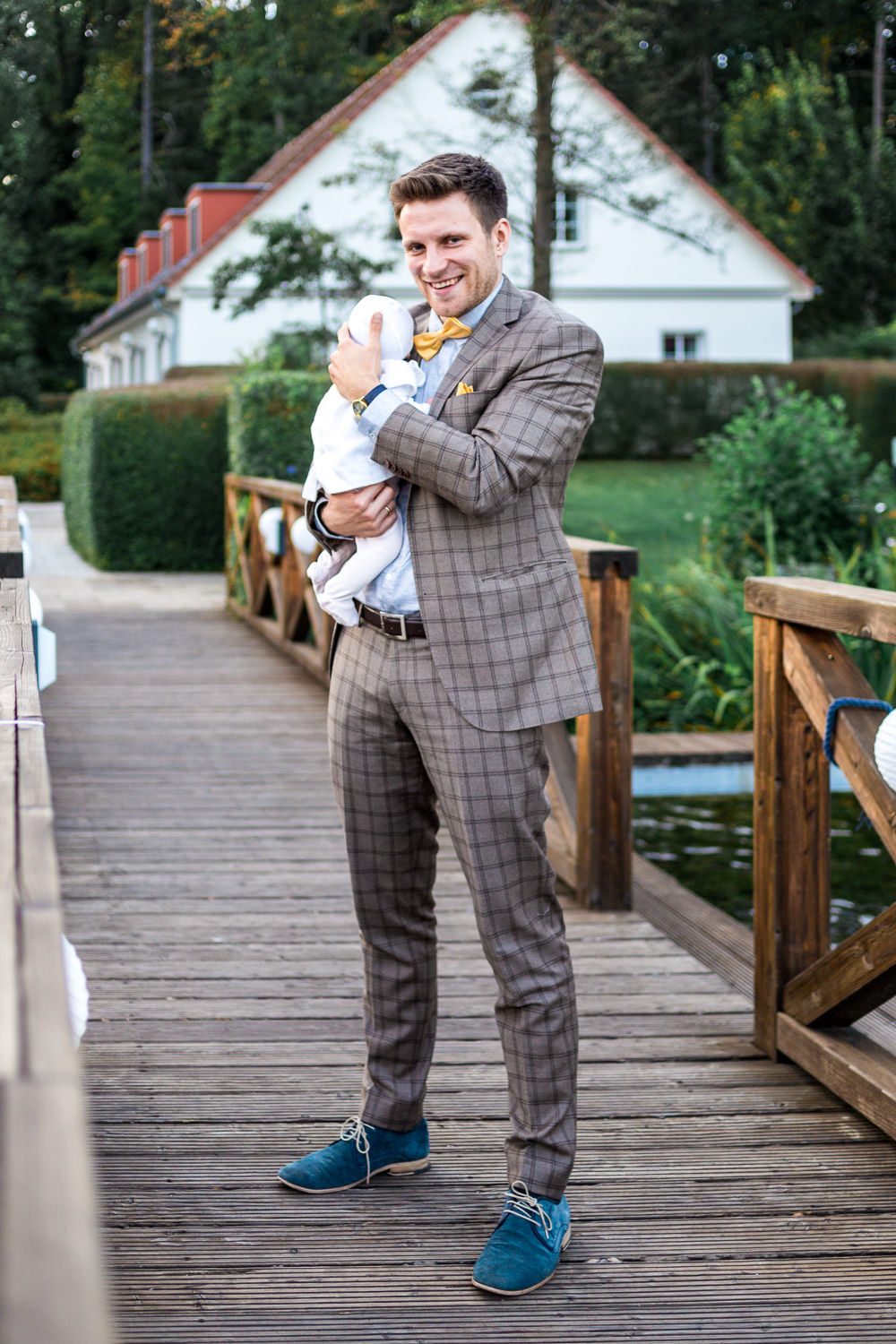 Anzug kariert Hochzeitsgast mit Baby Auf Hochzeit mit Baby