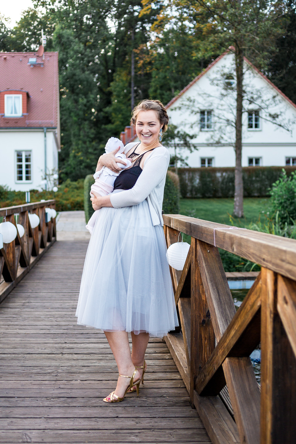 Tüllrock grau Stilloutfit Hochzeitsgast mit Baby Auf Hochzeit mit Baby