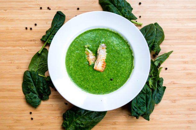 Das perfekte Rezept für eine Spinatsuppe mit Seelachs