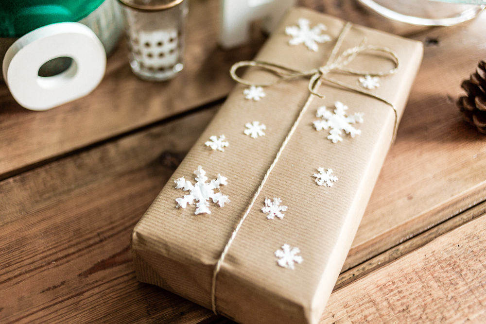 DIY Weihnachtsdeko-Ideen mit Tempo Taschentüchern Schneeflocke Geschenk