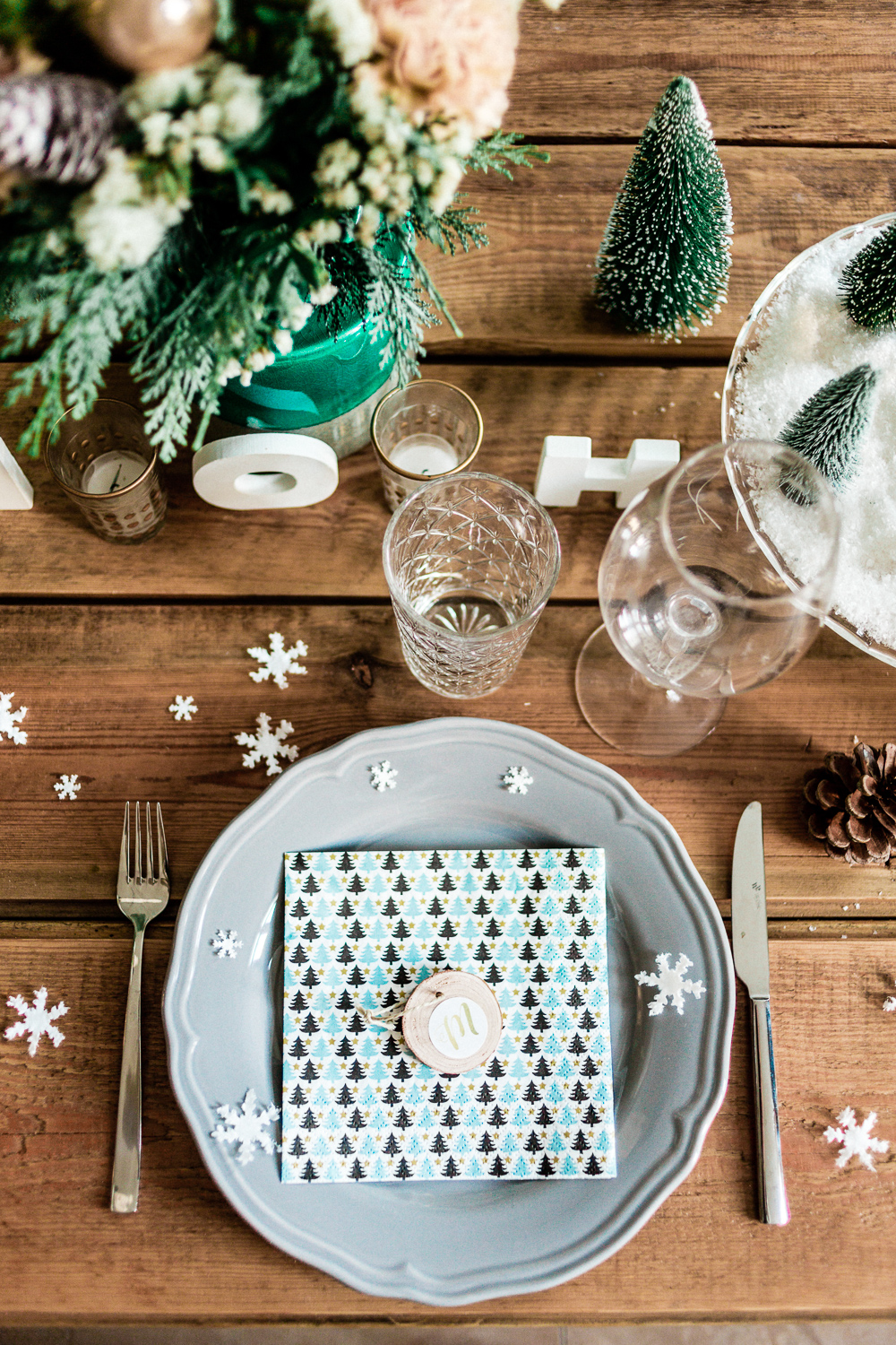 DIY Weihnachtsdeko-Ideen mit Tempo Taschentüchern Schneeflocke Tischdeko