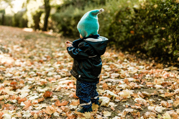 Wie ziehe ich Kleinkinder im Herbst und Winter richtig an?