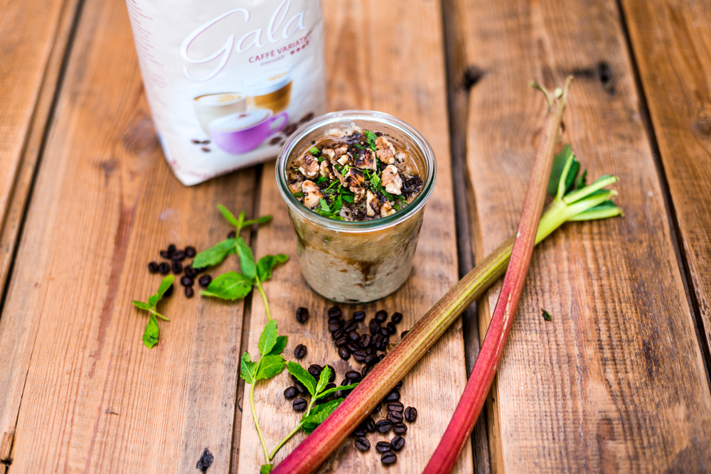 Booster für unterwegs - Rezept für Kaffee-Milchreis mit Rhabarber