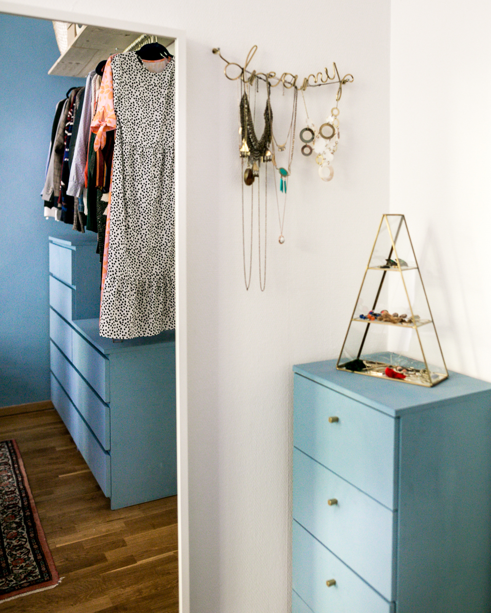 Minimalistischer Kleiderschrank – Unser DIY Upcycling Kleiderschrank aus IKEA Malm Kommoden