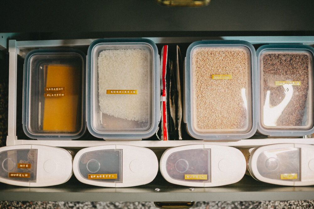 IKEA Küche Ordnung Konserven Vorräte Reis Nudeln